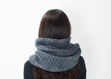 Carica l&#39;immagine nel visualizzatore di Gallery, Knit Neck Warmer in Grey