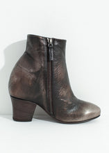 Carica l'immagine nel visualizzatore di Gallery, Scavata Ankle Boot in Bronze