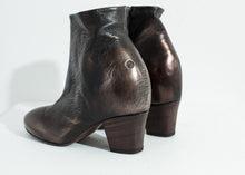 Carica l'immagine nel visualizzatore di Gallery, Scavata Ankle Boot in Bronze