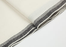 Carica l&#39;immagine nel visualizzatore di Gallery, Edged Wool Scarf in Off White