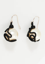 Carica l&#39;immagine nel visualizzatore di Gallery, Float Bead Earring in Pearl