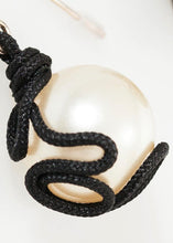 Carica l&#39;immagine nel visualizzatore di Gallery, Float Bead Earring in Pearl