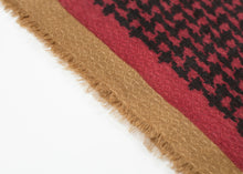 Carica l&#39;immagine nel visualizzatore di Gallery, Houndstooth Square in Rouge